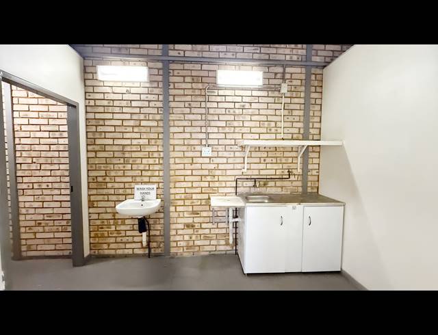 215M² WAREHOUSE TO LET IN WADEVILLE
